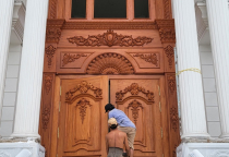 Thiết Kế - Thi Công Cửa Chính Vòm MCC003 Gõ Đỏ