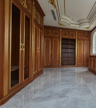 Thiết Kế và Thi Công Comple Phòng Thay Đồ Master Gỗ Đỏ Mạ Vàng