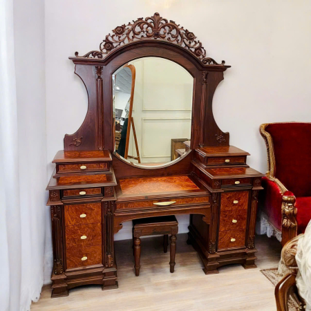 Bàn Phấn Nữ Hoàng