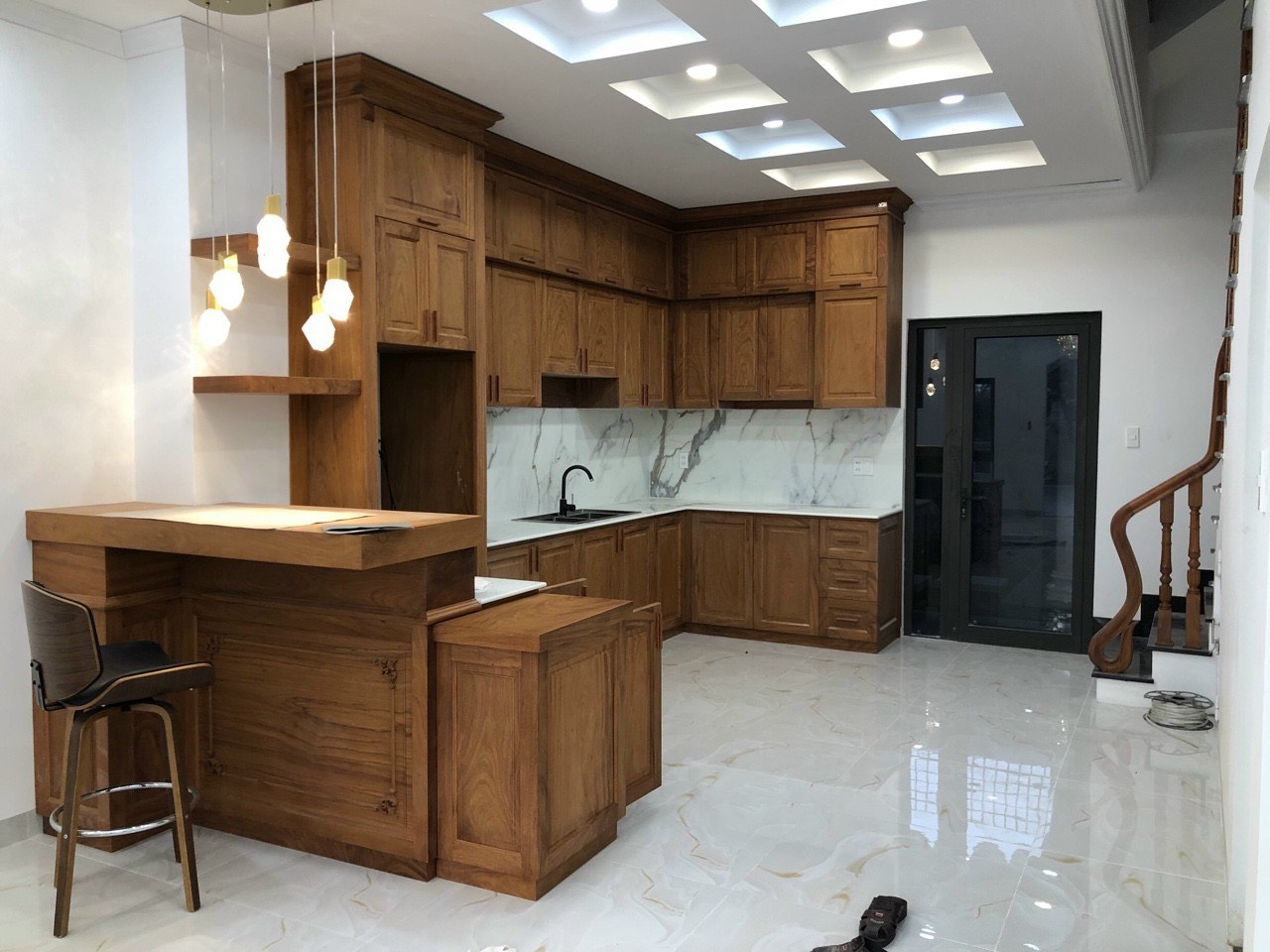 Thiết Kế - Thi Công Kệ Bếp KB005 Gõ Đỏ